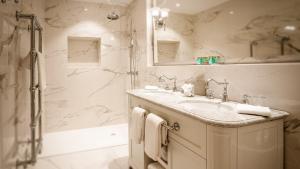 Hotels Abbaye De Villeneuve : Suite Junior - Vue sur Jardin