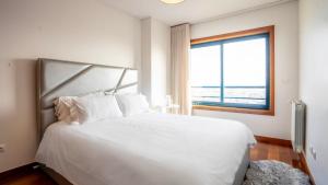 Seaside 3BR Flat in Póvoa by LovelyStay