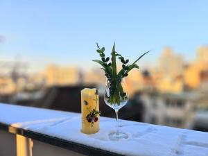 Hongdae 5 minutes, Sangsu Station 2 minutes, Maximum 6 people, 3 queen beds, Free luggage storage