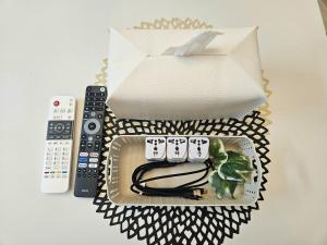 Hongdae 5 minutes, Sangsu Station 2 minutes, Maximum 6 people, 3 queen beds, Free luggage storage