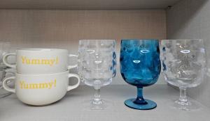 Hongdae 5 minutes, Sangsu Station 2 minutes, Maximum 6 people, 3 queen beds, Free luggage storage