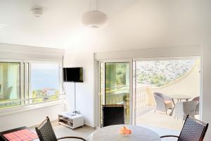 Wohnung Mit Terrasse Und Herrlichem Meerblick
