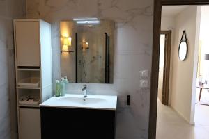 Appartements Appt T2, terrasse, Piscine, acces plage : photos des chambres