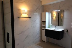 Appartements Appt T2, terrasse, Piscine, acces plage : photos des chambres