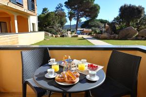 Appartements Appt T2, terrasse, Piscine, acces plage : photos des chambres