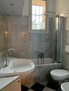 Quiet luminous Flat historical city center fast Wi-Fi