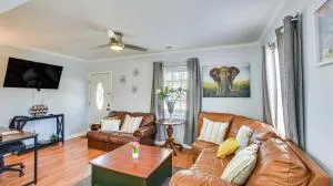 9 Mi to Dtwn Pet-Friendly Sanford Home with Hot Tub - Siler City