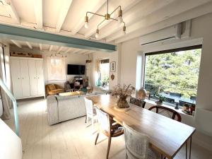 Maisons de vacances Maison du garde barriere - Atypique et chaleureuse : photos des chambres