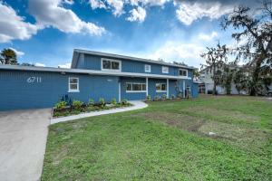 Riverside Breeze Tropical Retreat w Tiki Hut&BBQ