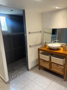 Maisons de vacances Villa climatise avec piscine et jacuzzi : photos des chambres
