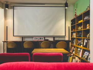 TOYS 927 private room guesthouse and gallery, next to the cinema theater - 3hvězdičkové hotely ve městě Toyooka