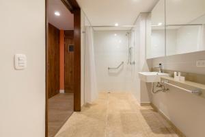 Room Modern Elegance Just Steps from El Tesoro 306