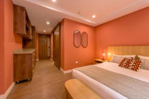 Room Modern Elegance Just Steps from El Tesoro 306
