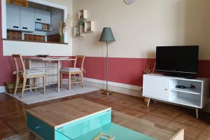 Charming T1 with terrace and sea view