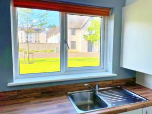 Newbuild - 3 bedrooms, 2 baths,5 mins from airport