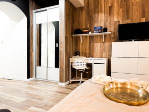 Walk 50m to Market Square & Rynek! Stylish 1BR, Kitchen