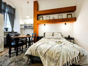 Walk 50m to Market Square & Rynek! Stylish 1BR, Kitchen