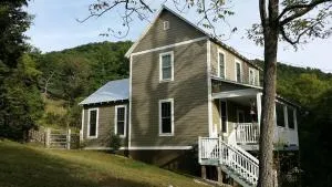 3BR Pet Friendly Cottage Mathias WV - Mathias