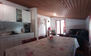 Wohnung In Novi Vinodolski Mit Grill Und Garten