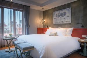 Video: Bespoke Trendy Hotel Hanoi Hotel
