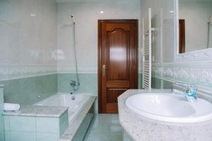 Lujosa casa con vistas increíbles by CABANA Rentals