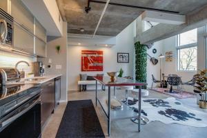 5M103- Modern Country 1bd 2-story Nashville Condo
