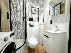 2mins SkyTower! Stylish 2BD Kitchen, Balcony! Near Train