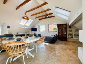 Modern 4BD, 2 Balcony, Family & Work Haven! Near Park & Bus Stop