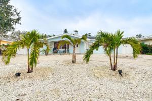 Private Hot Tub Breezy Seminole Stay!