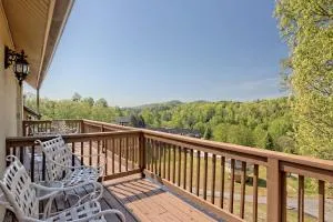 Cozy 1-Bedroom Retreat in Clayton with Mountain Views and Communal Pool- KW 404 - Whetstone