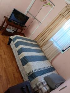 Amplia habitación amueblada con baño y entrada independiente