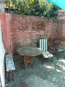 Amplia habitación amueblada con baño y entrada independiente