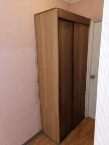 Amplia habitación amueblada con baño y entrada independiente