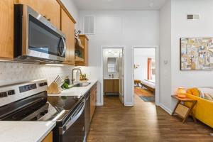 Vibrant Multi Condo Building that Sleeps 48 with 7 Units