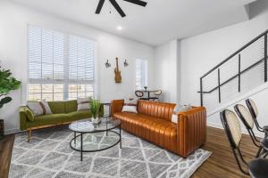 TWO Adjacent Homes Sleeps 24 Only 3 miles to Broadway