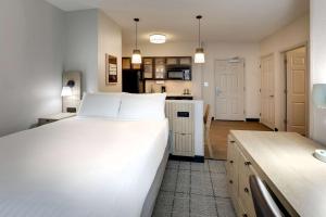 One-Bedroom Suite room in Sonesta Simply Suites Baltimore BWI Airport