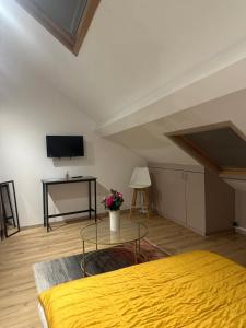 Appart'hotels Gites by Hotel Les Reflets Jaunes : photos des chambres