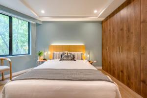 Vibrant Space- Explore Wonders in El Tesoro 313