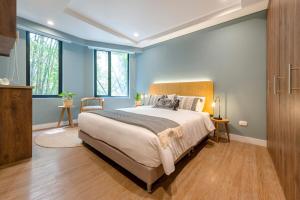 Vibrant Space- Explore Wonders in El Tesoro 313