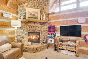 Honey Bear Pause: Rural Escape w Porch & Hot Tub!