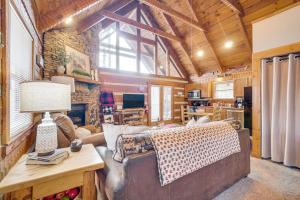 Honey Bear Pause: Rural Escape w Porch & Hot Tub!