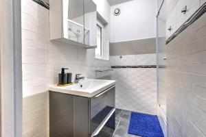 Appartements 3 pieces, climatise, calme, 100m du centre, parking, 