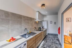 Appartements 3 pieces, climatise, calme, 100m du centre, parking, 