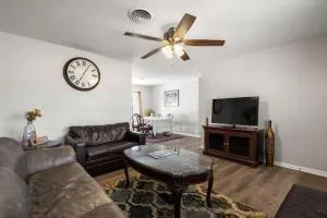 Centrally Located Denison Home - شيرمان