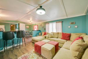 8 Mi to Dtwn Greenville Pet-Friendly Family Home!