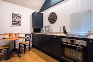 Cosy and Unique Cabin, Henley on Thames