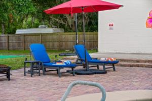 Tropical Oasis- Pickleball, Pool, Hot Tub- 15 min to beach