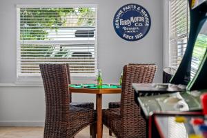 Tropical Oasis- Pickleball, Pool, Hot Tub- 15 min to beach