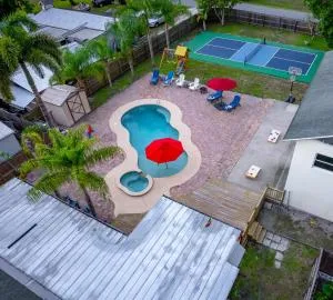 Tropical Oasis- Pickleball, Pool, Hot Tub- 15 min to beach - West Melbourne