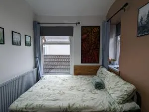 R3 - Cozy Small Double - City & Beach Access, WIFI, Free Parking - Self Catering - Morriston